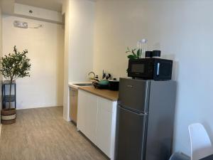 Kuchyň nebo kuchyňský kout v ubytování Amaia Parkway Condominium in Nuvali