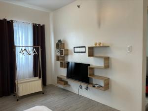 TV a/nebo společenská místnost v ubytování Amaia Parkway Condominium in Nuvali