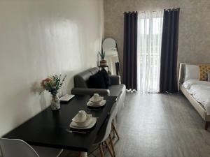 Postel nebo postele na pokoji v ubytování Amaia Parkway Condominium in Nuvali