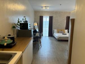 Postel nebo postele na pokoji v ubytování Amaia Parkway Condominium in Nuvali