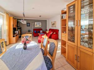 a kitchen and dining room with a table and chairs at Friedels Wohlfühloase in Greetsiel