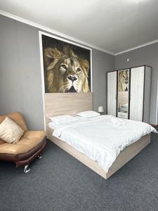 Un dormitorio con una cama con la imagen de un león. en Turan, en Karagandá