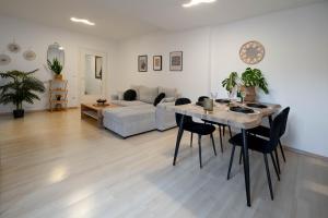 una sala de estar con una mesa y un sofá en Bismarck Home - Central and Relaxing with Rooftop Terrace in Essen, en Essen 17 fotos más