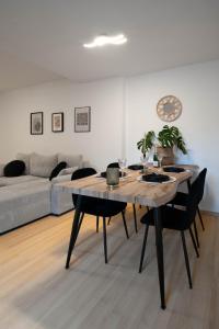 sala de estar con mesa con sillas y sofá en Bismarck Home - Central and Relaxing with Rooftop Terrace in Essen, en Essen