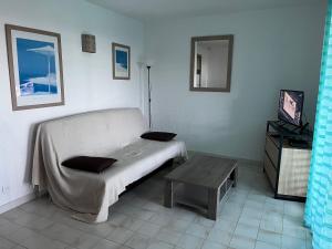 una stanza d'ospedale con un letto e un tavolo di Mini-villa Bocca del Oro - Sud Porto-Vecchio a Bocca del Oro Altre 5 foto