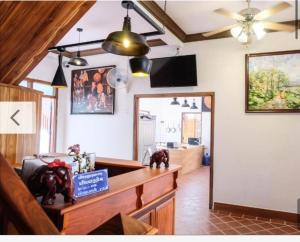 TV a/nebo společenská místnost v ubytování Laung Prabang museum inn& travel