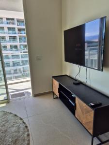 TV a/nebo společenská místnost v ubytování Ocean1 in Project 42 Eilat + 14 fotografií