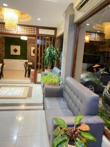 Roxas Midtown Hotel的休息区