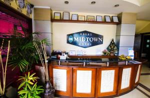 罗哈斯城Roxas Midtown Hotel的墙上有标牌的餐厅内的酒吧