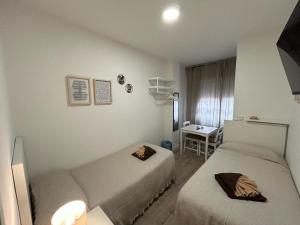 Postel nebo postele na pokoji v ubytování Habitaciones en Embajadores