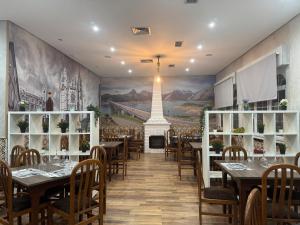 Reštaurácia alebo iné gastronomické zariadenie v ubytovaní Hostal Restaurante Central