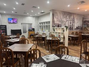 Reštaurácia alebo iné gastronomické zariadenie v ubytovaní Hostal Restaurante Central
