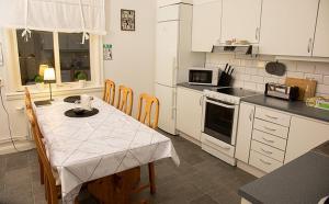 Kuchyň nebo kuchyňský kout v ubytování Pensionat Fawlty Towers Aneby