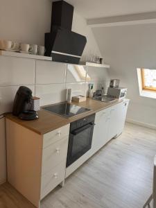 ゲーラにあるApartment 4のシンクとコンロのあるキッチン トップオーブン