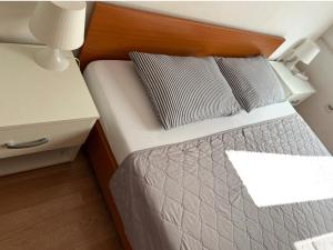 Postel nebo postele na pokoji v ubytování ARSS Apartment Skopje Main Square