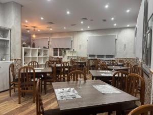 Reštaurácia alebo iné gastronomické zariadenie v ubytovaní Hostal Restaurante Central + 37 fotografií
