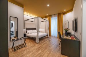 ein Hotelzimmer mit einem Bett und einem Schreibtisch in der Unterkunft EFFE 9 FLAMINIO Guest House in Rome-Vatican City in Rom