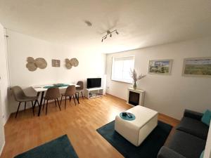 un soggiorno con un divano e un tavolo di Ferienwohnung Würzburg/Heidingsfeld a Würzburg