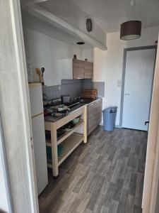 Η κουζίνα ή μικρή κουζίνα στο Appartement vu Boulogne-sur-Mer