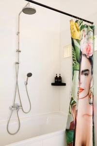 a shower curtain in a bathroom with a tub at Zentrales und stilvolles Apartment mit Schlossbergblick und Parkplatz in Graz