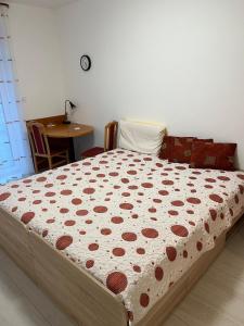 Ένα ή περισσότερα κρεβάτια σε δωμάτιο στο Apartmán v tichom prostredí