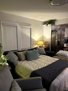 un salon avec un lit et un canapé dans l'établissement The Cottage by ARH Hospital, ATV Trails, and LMU!, à Middlesboro