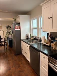 une cuisine avec un réfrigérateur en acier inoxydable et un évier dans l'établissement The Cottage by ARH Hospital, ATV Trails, and LMU!, à Middlesboro