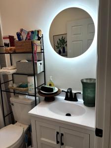 une salle de bain avec un lavabo et un miroir dans l'établissement The Cottage by ARH Hospital, ATV Trails, and LMU!, à Middlesboro