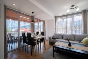 ein Wohnzimmer mit Sofa und Tisch in der Unterkunft Hyggemate - 1 Bed Room Cozy Apartment in Sarnitsa in Sarnitsa