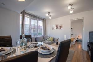 ein Esszimmer mit Tisch und ein Wohnzimmer in der Unterkunft Hyggemate - 1 Bed Room Cozy Apartment in Sarnitsa in Sarnitsa + 29 Fotos