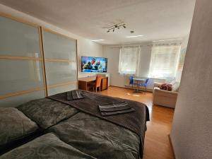 una camera da letto con un letto e una scrivania di City-Close - King Bed & Free Garage a Bayreuth Altre 61 foto