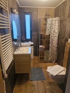 Ένα μπάνιο στο Apartament Marco