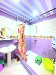 a purple bathroom with a sink and a shower at Sunny Stay, Plage & Attractions à 5 Min in Mostaganem +10 photos