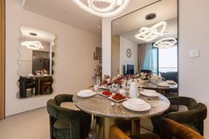 Posezení v ubytování Elegant 2BR Apt Address Beach Resort