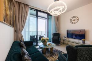 Posezení v ubytování Elegant 2BR Apt Address Beach Resort