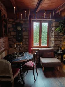 a room with a table and a bench and a window at La Pensine du célèbre sorcier in Bourogne