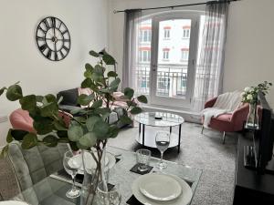 Ruang duduk di Writer's Square Apartments