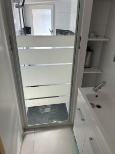 a small bathroom with a sink and a mirror at Studio avec Jardin in Balaruc-les-Bains