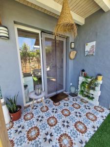 una casa con patio y suelo de baldosa en Villa de la luz, en Tarifa