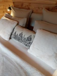 Petit chalet neuf indépendant 2 pers "La cabane de Jean "客房内的一张或多张床位