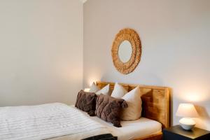 Postel nebo postele na pokoji v ubytování Luxusapartment im Zentrum mit Schlossbergblick und Parkplatz
