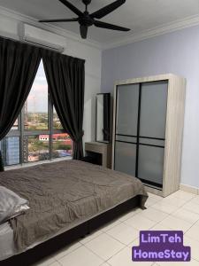 Ένα ή περισσότερα κρεβάτια σε δωμάτιο στο LimTeh HomeStay