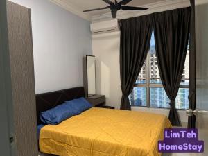 Ένα ή περισσότερα κρεβάτια σε δωμάτιο στο LimTeh HomeStay +18 φωτογραφίες