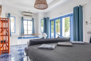 Giường trong phòng chung tại Archie Village