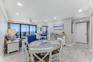 サニベルにあるSundial A306のテーブルと椅子のあるダイニングルームとリビングルーム