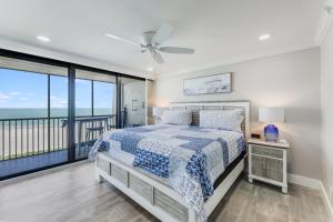 サニベルにあるSundial A306のベッドがあり海が見える寝室
