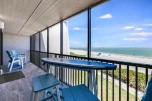 サニベルにあるSundial A306のビーチの景色を望むバルコニー(テーブル、椅子付)