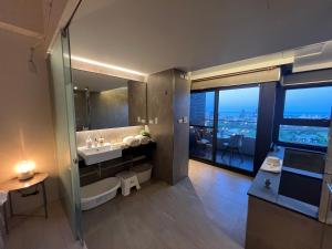 漫遊文旅溫泉宅一山海景觀陽台房一晚上7點入住一晚進晚退-21小時睡飽飽方案客房内的一张或多张床位