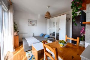 una sala de estar con un sofá y una mesa en Tesla FlyInn, en Belgrado