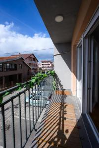 un balcón con vista a un edificio en Tesla FlyInn, en Belgrado